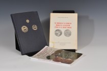 Lote de 3 libros: Chaves, F., La Córdoba hispano-romana y sus monedas, Sevilla, 1978; Mª M. Royo Martínez y J. J. Moreno y Casanova, Las monedas de br...