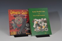 Lote de 2 libros: Jen, D., Chinese Cash. Identification and Price Guide, Ed. Krause, 2000. Tapa blanda, 341 págs. Y R. Tye, Early World coins & Early ...