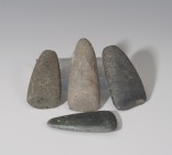 PREHISTORIA. Neolítico. ca. 5400-5000 a.C. Roca metamórfica. Lote de 4 hachas pulimentadas. Longitud 7,8-10,0 cm.