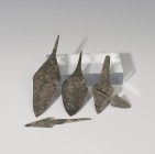 PREHISTORIA. Edad de Bronce. Lote de cinco puntas de flecha (2250-1600 a.C.). Bronce. Altura 5,2-13,6 cm.