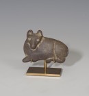 PRÓXIMO ORIENTE. Mesopotamia. Figura zoomorfa (3400-3100 a.C.). Piedra. Longitud 6,8 cm.Incluye peana.