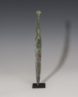 PRÓXIMO ORIENTE. Luristán. Puñal (1300-600 a.C.). Bronce. Longitud 28,9 cm.