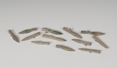 HISPANIA ANTIGUA. Fenicio-púnico. Lote de doce puntas de flecha (VII-V a.C.) Bronce. De doble filo y anzuelo. Altura 3,8-4,9 cm.