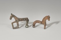 HISPANIA ANTIGUA. Cultura ibérica y celtibérica. Lote de dos fíbulas zoomorfas (III-I a.C.). Bronce. Ambas en forma equina. Falta la aguja. Longitud 3...