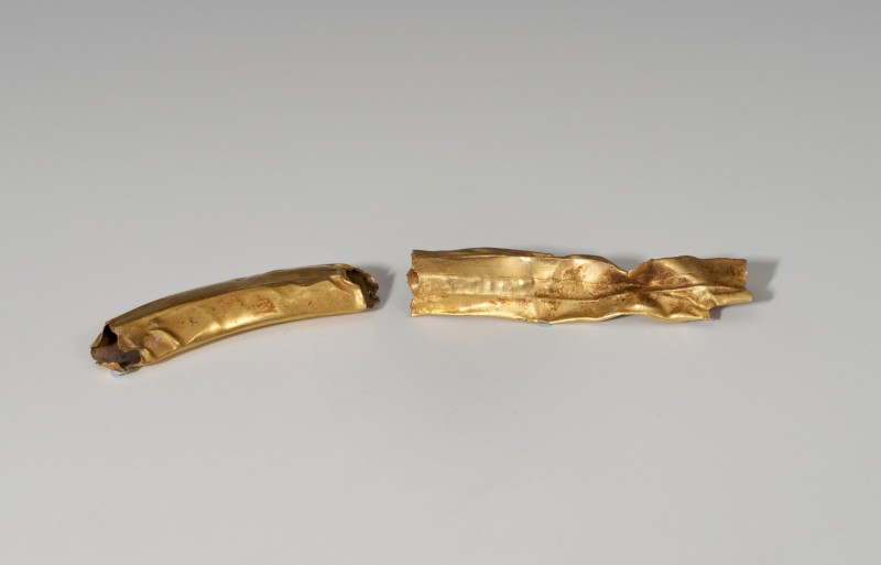 MUNDO ANTIGUO. Greco-Romano. Lote de dos fragmentos huecos. Oro. Longitud 4,9 y ...