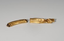MUNDO ANTIGUO. Greco-Romano. Lote de dos fragmentos huecos. Oro. Longitud 4,9 y 5,6 cm.