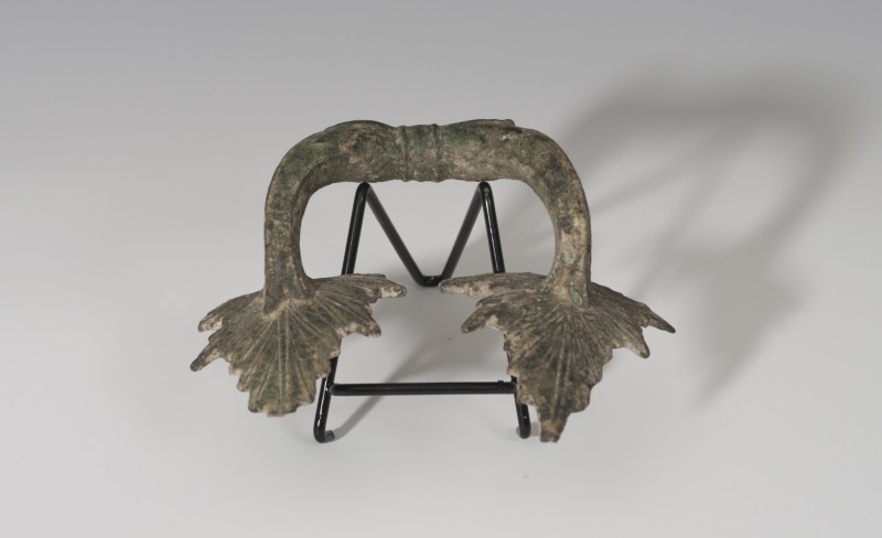 MUNDO ANTIGUO. Greco-Romano. Asa (¿de crátera?) con decoración distal vegetal. B...