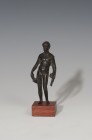 GRECIA. Época Helenística. Figura de atleta (III-I a.C.). Bronce. Sujeta clámide y haltera. Altura: 9,6 cm. Altura 9,6 cm. Incluye peana.