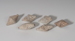 ROMA. República Romana. Lote de seis glandes bicónicos (I a.C.). Plomo. Tres con CN MAG, uno anepígrafo, uno con monograma AVF y uno con IOVIS VIC(tor...