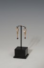 ROMA. Imperio Romano. Par de pendientes (I-II d.C.). Oro y granate. Longitud 29 mm. Incluye peana.