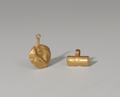 ROMA. Imperio Romano. Par de pendientes (I-III d.C.). Oro. Uno circular y otro rectangular. Longitud 12 mm.