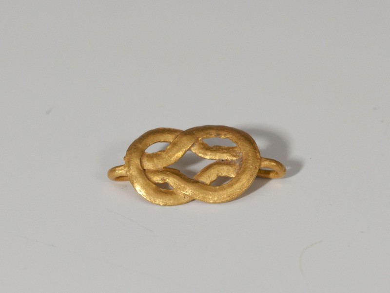ROMA. Imperio Romano. Aplique (II-III d.C.). Oro. Formado por dos hilos enredado...