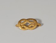 ROMA. Imperio Romano. Aplique (II-III d.C.). Oro. Formado por dos hilos enredados formando el nodus herculeus. Longitud 18 mm.