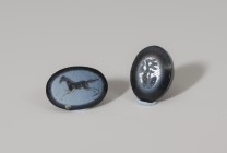 ROMA. Imperio Romano. Lote de dos entalles (I-II d.C.). Ágata azul. Uno con representación de caballo a galope a izquierda y otro con árbol. Altura 9 ...