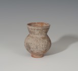 ROMA. Imperio Romano. Vaso (siglo I a.C.-I d.C.). Cerámica de paredes finas. Con decoración a la barbotina. Altura 8,9 cm. Diámetro 6,1 cm.