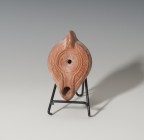ROMA. Imperio Romano. Lucerna (III-IV d.C.). Terracota. Con decoración vegetal, piquera circular y un agujero de llenado. Longitud 11,2 cm. Asa fragme...