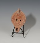 ROMA. Imperio Romano. Lucerna (III-IV d.C.). Terracota. Pasta anaranjada, dos agujeros de llenado, piquera circular y équido o cáprido a izquierda en ...