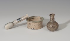 ROMA. Imperio Romano. Lote de tres objetos (Mediados I-IV d.C). Vidrio. ungüentario tubular con cuello largo, ¿un vaso? y ungüentario con depósito esf...