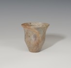 ROMA. Imperio Romano. Vaso (Finales I - Principios II d.C.). De perfil cóncavo-convexo. Presenta irisaciones. Altura 8,9. Diámetro 9,1 cm.