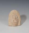 ROMA. Imperio Romano. Máscara teatral (I-II d.C.). Terracota. Con boca abierta y tocado. Perforación circular en la parte superior. Altura 12,7 cm.