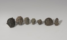 ROMA. Imperio Romano. Lote de 7 objetos (I-IV d.C.). Bronce. Un aplique circular leontiforme, aplique con busto masculino barbado, aplique con represe...