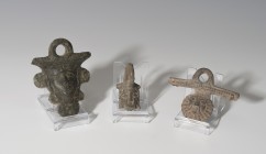 ROMA. Imperio Romano. Lote de tres apliques de asa de sítula (I-III d.C.). Bronce. Con representación frontal masculina barbada. Altura 5,2-8,2 cm.