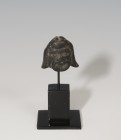 ROMA. Imperio Romano. Aplique (II-III d.C.). Bronce. Con representación de máscara teatral. Soldado a la peana. Altura 3,1 cm.