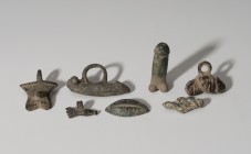 ROMA. Imperio Romano. Lote de siete objetos (I-II d.C.). Bronce. Cinco amuletos fálicos, una mano y una vulva. Altura 3,2-4,4 cm. Longitud 2,1-4,3 cm....