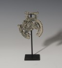 ROMA. Imperio Romano. Cama de freno izquierdo de caballo (III-IV d.C.). Bronce. Con representación de jinete a izquierda. Altura 9,2 cm. Diámetro 7,6 ...