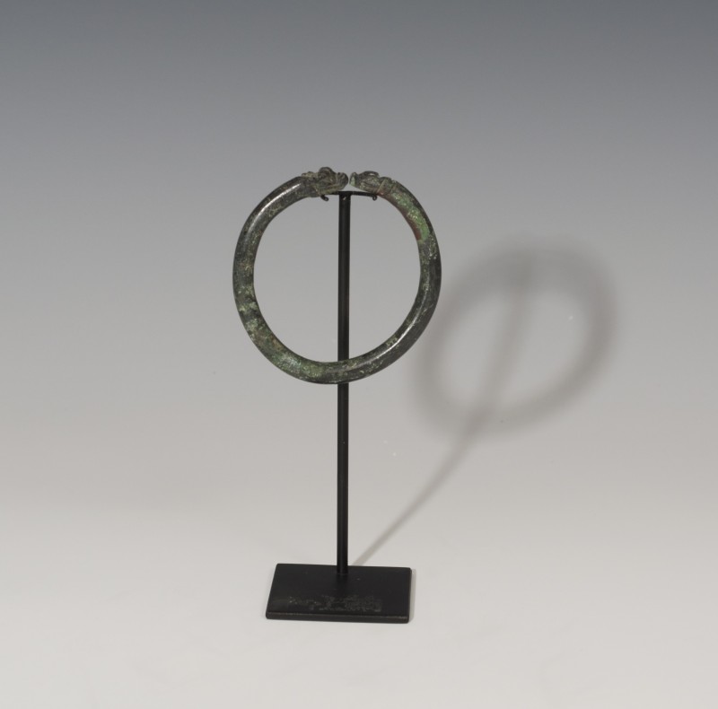 ROMA. Imperio Romano. Brazalete (III-IV d.C.). Bronce. Con apéndices zoomorfos. ...