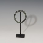 ROMA. Imperio Romano. Brazalete (III-IV d.C.). Bronce. Con apéndices zoomorfos. Altura 7,4 cm. Diámetro interior 5,8 cm.