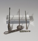 ROMA. Imperio Romano. I-III d.C. Bronce y Plata. Lote de 5 instrumentos médicos y/o domésticos: un spathomele, una cuchara (ligula), dos pinzas (vulse...
