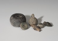 ROMA. Imperio Romano. Lote de seis objetos (I-IV d.C.). Bronce y piedra pulimentada. Dos colgantes en forma de bellota, cuatro ponderales: con orifici...