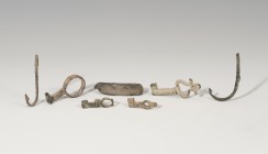 ROMA. Imperio Romano. Lote de siete objetos (I-IV d.C.). Bronce. Dos anzuelos, cuatro llaves y un objeto rectangular con apéndice punzante. Altura 4,1...