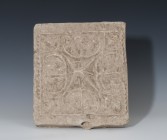 PERÍODO PALEOCRISTIANO. Placa decorativa (IV-V d.C.). Barro cocido. Una rosa de los vientos con bulbo central o rueda enmarcada en una cenefa, en cuyo...