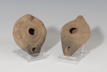BIZANCIO. Lote de dos lucernas (IV-VII d.C.). Terracota. Uno con piquera circular, un agujero de llenado central y decoración vegetal y, otro con piqu...