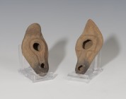 BIZANCIO. Lote de dos lucernas (V-VII d.C.). Terracota. Uno con piquera circular, un agujero de llenado central y cruz en el asa y, otro con piquera c...