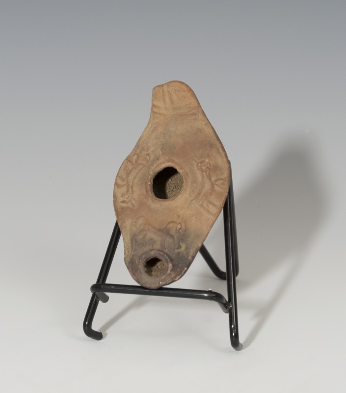 BIZANCIO. Lucerna (V-VII d.C.). Terracota. Con piquera circular, un agujero de l...