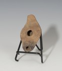 BIZANCIO. Lucerna (V-VII d.C.). Terracota. Con piquera circular, un agujero de llenado rodeado por decoración zoomorfa, en asa cruz. Longitud 9,9 cm.
