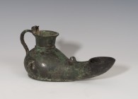 BIZANCIO. Lucerna (V-VII d.C.). Bronce. Con piquera circular y tres asas de sujeción. Longitud 20,8 cm.