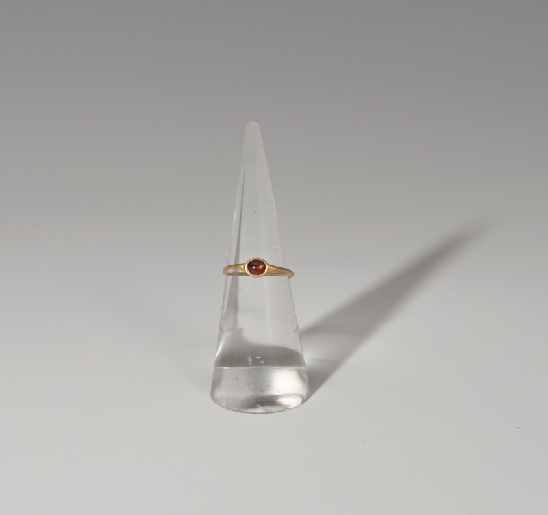 TARDOANTIGUEDAD. Anillo (IV-VI d.C.). Oro. Con piedra rojiza. Diámetro interior ...