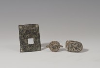 TARDOANTIGUEDAD Y PERÍODO MEDIEVAL. Lote de 3 objetos (III-V d.C. y X-XI d.C.). Bronce. Placa decorativa de indumentaria?, con cuatro orificios circul...