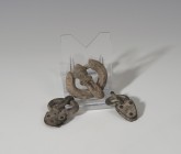 PUEBLOS GERMANOS. Período Visigodo y/o Merovingio. Lote de tres hebillas (VI-VII d.C.). Bronce. Longitud 3,2-3,5 cm.