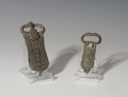 PUEBLOS GERMANOS. Visigodo. Lote de dos hebillas liriformes (640-711 d.C.). Bronce. Una con espacio cuadrado y circular decorado con motivos geométric...