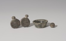 PERÍODO MEDIEVAL CRISTIANO Y ÁRABE. Lote de tres objetos (X-XV d.C.). Bronce. Ponderal de medio dinar (1,78gr.) con la palabra "justo" (عدل) (paralelo...