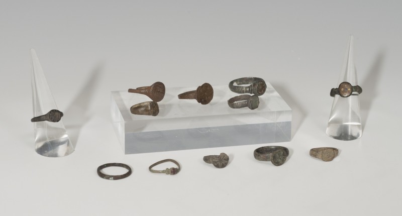 ROMA, PERÍODO MEDIEVAL Y ÉPOCA MODERNA. Lote de 12 anillos de diversas épocas y ...