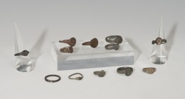 ROMA, PERÍODO MEDIEVAL Y ÉPOCA MODERNA. Lote de 12 anillos de diversas épocas y culturas. Bronce y bronce plateado. Diámetro interior 11-18 mm.
