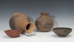 PREHISPÁNICO. Período Formativo Temprano-Medio. Terracota. Lote de cuatro recipientes cerámicos de diversas épocas y culturas: Dos ollas y dos cuencos...