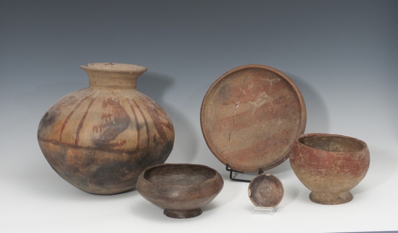 PREHISPÁNICO. Período Formativo Temprano-Medio. Terracota. Lote de cinco recipie...