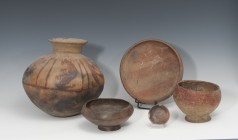 PREHISPÁNICO. Período Formativo Temprano-Medio. Terracota. Lote de cinco recipientes cerámicos de diversas épocas y culturas: Olla, dos copas, y dos p...